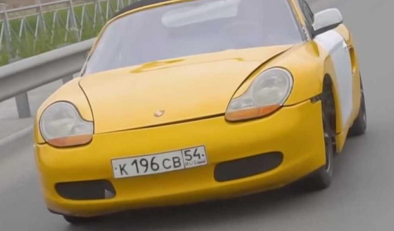 Chết cười trước chiếc Porsche Boxster màu vàng vốn có thân phận là... Lada của Nga