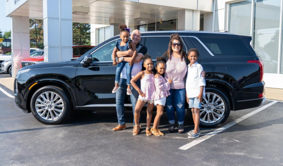 Nhận nuôi 4 đứa trẻ, cặp vợ chồng được tặng SUV cỡ lớn Hyundai Palisade 2020