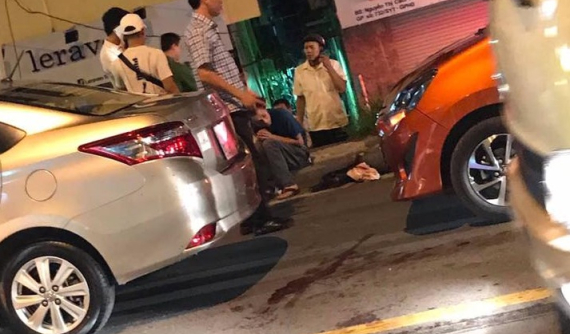 Hà Nội: Sau va chạm giao thông, tài xế lái Toyota Wigo rút dao đâm gục một người đàn ông