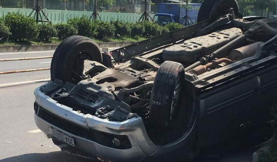 Hà Nội: Đâm xuyên dải phân cách, "thánh lật" Toyota Fortuner "ngửa bụng" bên lề đường