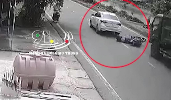 Nam Định: Hyundai Accent vượt ẩu khiến người đi xe máy bị ô tô tải cuốn vào gầm