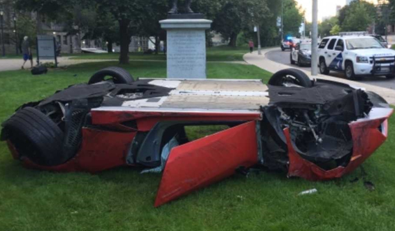 Siêu xe Lamborghini Huracan lật ngửa sau tai nạn với xe bán tải