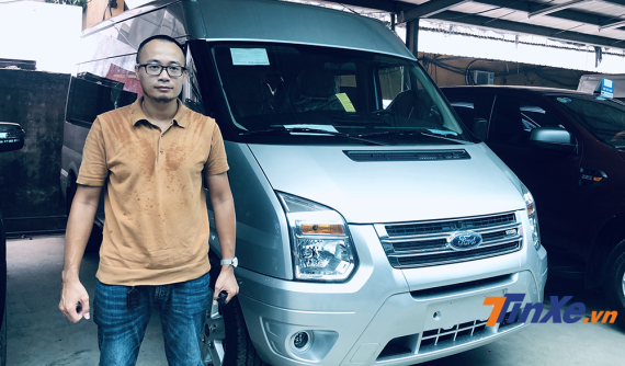 Làm sao để thoát ra khỏi một chiếc xe ô tô bị khoá kín?