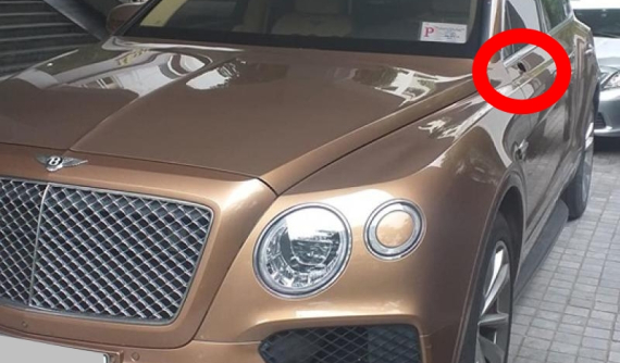 Hà Nội: SUV siêu sang Bentley Bentayga hơn 23 tỷ đồng bị kẻ gian "vặt gương"
