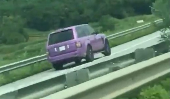 Lái Range Rover màu tím chạy ngược chiều trên cao tốc Nội Bài - Lào Cai, tài xế bị CSGT mời lên làm việc