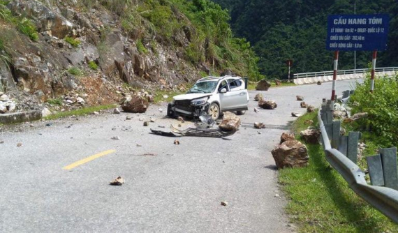 Lai Châu: Bị đá lở rơi trúng đầu xe, Honda CR-V bẹp dúm