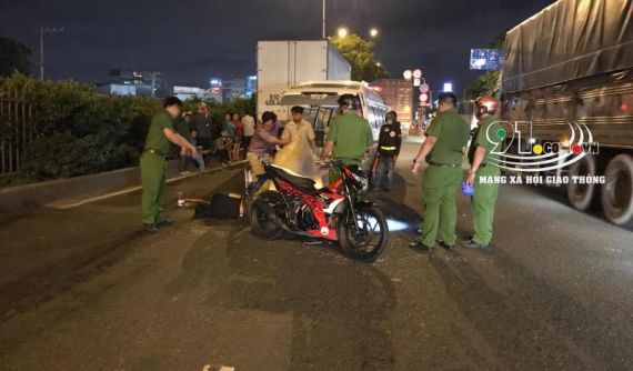 Sài Gòn: 2 thanh niên đi xe côn tay Suzuki Satria F150 thương vong trong vụ tai nạn liên hoàn