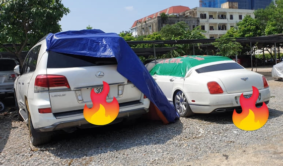 Xe siêu sang Bentley và Lexus LX570 biển Hà Nội bị chủ "bỏ rơi" ngoài bãi xe hơn nửa năm
