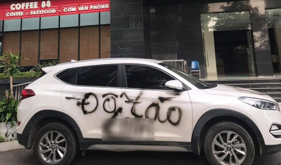 Hà Nội: Hyundai Tucson đỗ trước sảnh chung cư, bị xịt sơn khắp thân xe