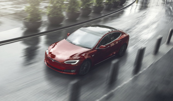 Tức cười việc người phụ nữ ăn trộm xe Tesla Model S rồi nhanh chóng bị bắt vì xe hết điện