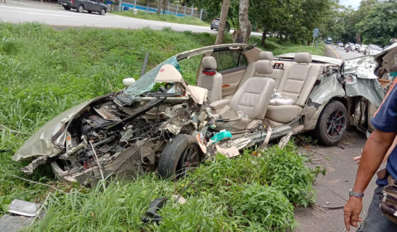 Đâm vào gốc cây, Toyota Corolla Altis bị bạt cả nóc, biến thành xe mui trần