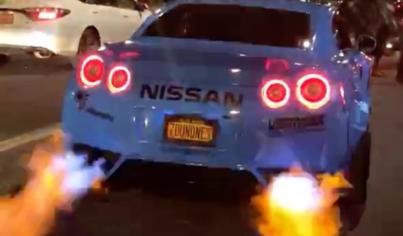 Nếu tìm chiếc siêu xe nào "phun lửa" dữ dội nhất, Nissan GT-R là đáp án không thể tốt hơn