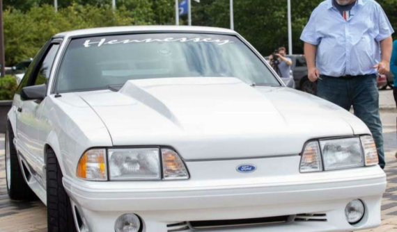 Người đàn ông hội ngộ với chiếc Ford Mustang mà ông từng bán để lấy tiền chữa bệnh cho vợ