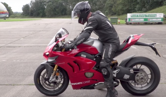 Chỉ cần hơn 5 giây, siêu mô tô Ducati Panigale V4R đã đạt vận tốc 210 km/h