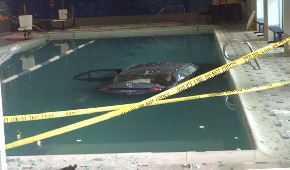 Đạp nhầm chân ga, cụ ông 69 tuổi lao xe Toyota xuyên qua cửa sổ phòng gym, "hạ cánh" xuống bể bơi