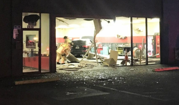 Không giảm được tốc độ, nam thanh niên lao ô tô vào cửa hàng sửa phanh