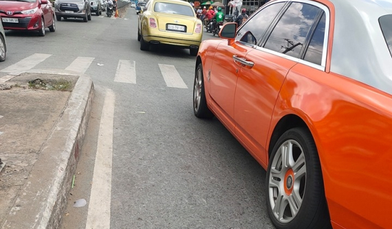 Bentley Mulsanne và Rolls-Royce Ghost hơn 65 tỷ đồng của doanh nhân Dũng "Lò Vôi" trên đường phố Việt