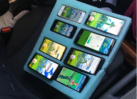 Cảnh sát bất ngờ toàn tập trước cảnh tài xế ngồi chơi Pokémon GO trên 8 chiếc điện thoại đồng lúc