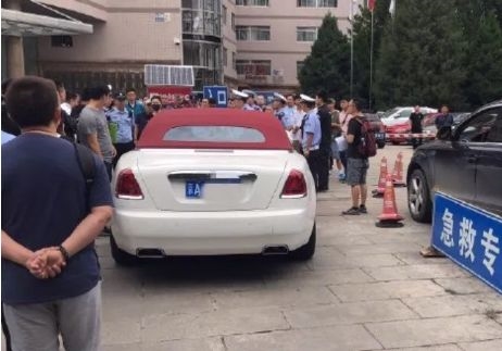 "Bà bầu" lái Rolls-Royce Dawn mui trần đắt đỏ đỗ chắn ngay lối xe ra vào của bệnh viện gây tranh cãi