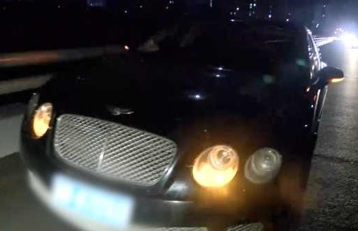 Xe Bentley, Land Rover và Audi nằm la liệt chờ cứu hộ đến giải quyết sau khi bị sập "ổ gà" trên cầu