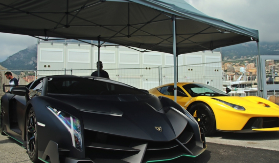 1 trong 9 chiếc Lamborghini Veneno Roadster được sản xuất bị bắt gặp tại Monaco với bộ áo cực "hot"