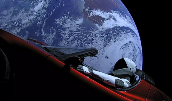 Tesla Roadster của tỷ phú Elon Musk đã trở thành chiếc xe đầu tiên đi vòng quanh Mặt Trời