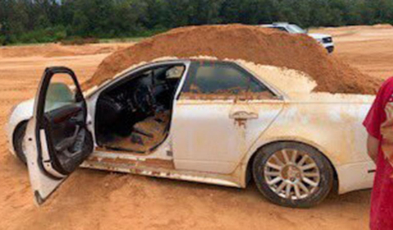 Vì ghen tuông, thanh niên đổ đầy đất lên chiếc xe sang Cadillac CTS của bạn gái