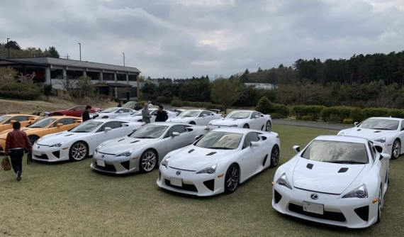 Đây đích thực là buổi họp mặt của "fan ruột" dòng siêu xe hàng hiếm Lexus LFA tại Nhật Bản