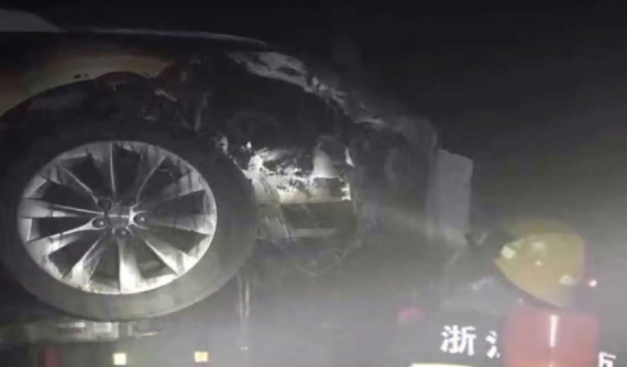 Thêm một chiếc Model S bốc cháy, Tesla đổ lỗi cho cửa hàng bên thứ ba "không xử lý chuẩn"