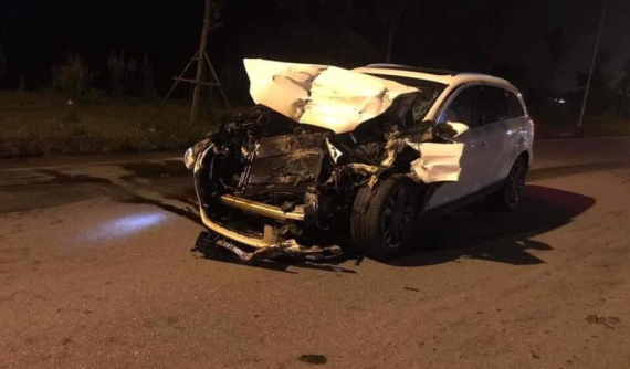 Hà Nội: Tông lật xe tải chở rau, SUV hạng sang Audi Q7 nát bét đầu