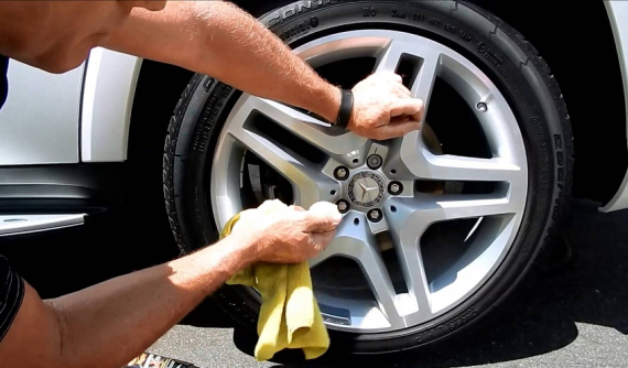 3 bước cơ bản để lau chùi bộ la-zăng nhôm sạch sẽ và bóng loáng như ở showroom