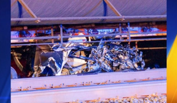 Tài xế say xỉn lái xe đâm thẳng vào tàu hỏa, nhưng thoát ra ngoài mà không bị thương nặng