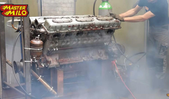 Chứng kiến khối động cơ xe tăng V12 dung tích 38.8 lít cũ kỹ được nổ máy lần đầu tiên trong vòng 28 năm