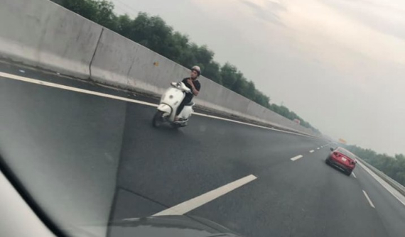 Thanh niên điều khiển xe ga Vespa chạy ngược chiều trên làn đường 120 km/h của cao tốc Hà Nội - Hải Phòng