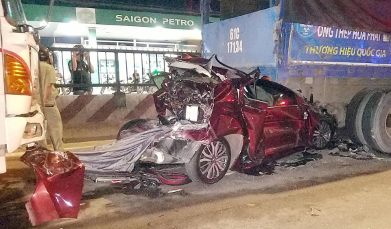 Sài Gòn: Dừng đèn đỏ, Honda City bị tông trúng, bẹp dúm giữa 2 ô tô tải