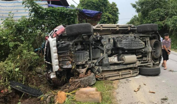 Yên Bái: Ford Everest tông vào đống gỗ bên đường, lật nghiêng