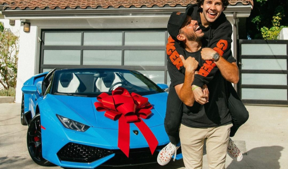 YouTuber khiến nhiều người "phát hờn" khi tặng siêu xe Lamborghini Huracan trị giá 6,7 tỷ đồng cho bạn thân