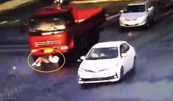 Bị cuốn vào gầm ô tô tải, cô gái "cao số" đi xe đạp điện chỉ trầy xước ngoài da