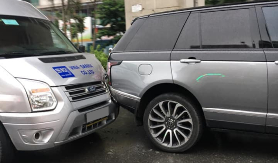 Hà Nội: Tông vào đuôi xe Range Rover hơn 8 tỷ đồng, Ford Transit móp dàn áo, tài xế "đền ốm"