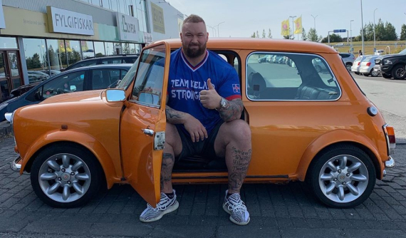 Hài hước cảnh nam diễn viên cao hơn 2 mét, nặng gần 200 kg của phim "Games of Thrones" cố ngồi vào một chiếc Mini Cooper