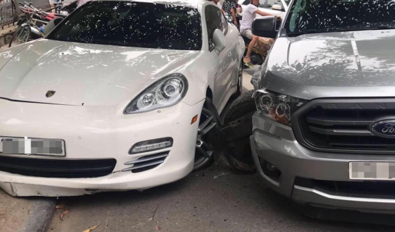 Hải Phòng: Tông vào Porsche Panamera đang đỗ, xe bán tải Ford Ranger gãy trục