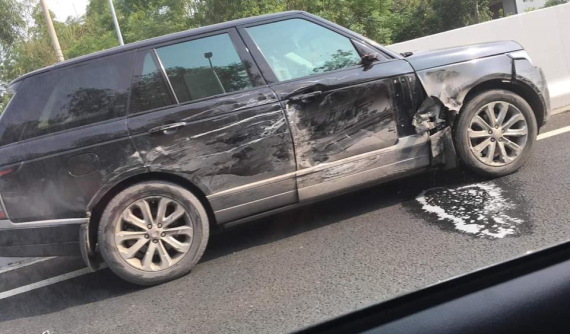 Xe bồn tông liên hoàn ô tô tập lái và SUV hạng sang Range Rover trên cao tốc Hạ Long - Hải Phòng