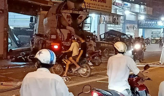 Long An: Tài xế xe trộn bê tông cầm giấy tờ rời đi sau khi gây tai nạn liên hoàn và đâm sập nhà dân
