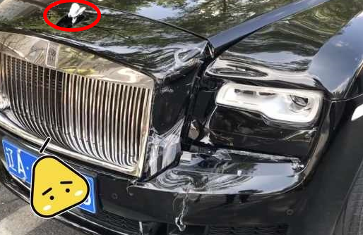 Phanh khẩn cấp của xe Volkswagen kích hoạt khiến Rolls-Royce Ghost và Lexus RX300 hư hỏng nặng nề