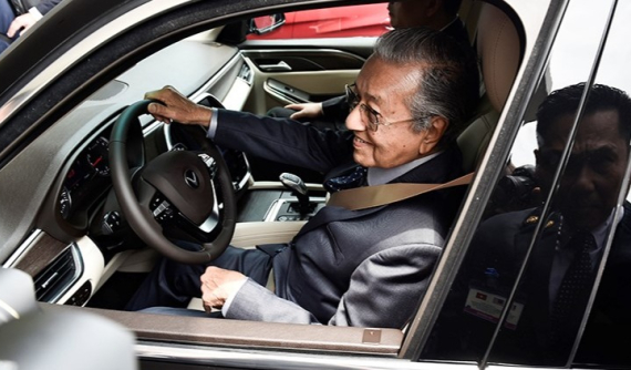 Thủ tướng Malaysia đích thân cầm lái VinFast Lux SA2.0