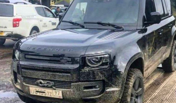 Rò rỉ hình ảnh Land Rover Defender 2020 "không che" trên phim trường James Bond mới