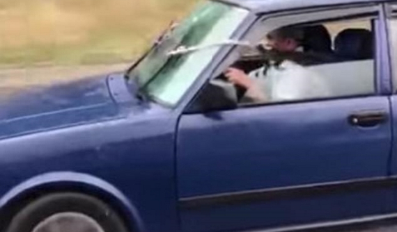 Đây là cách tài xế Thổ Nhĩ Kỳ "khéo léo chữa" cần gạt kính chắn gió bị hỏng