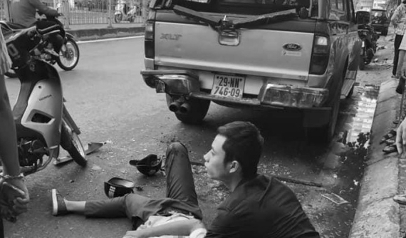 Hà Nội: Nam sinh điều khiển xe máy đánh võng trên đường và đâm vào đuôi xe bán tải