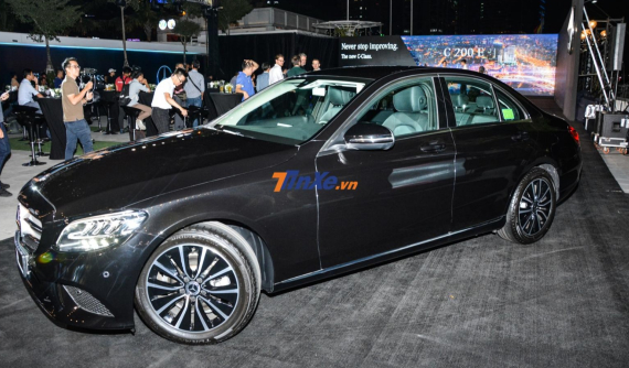 Quyết chí ăn thua cùng BMW 320i, Mercedes-Benz C-Class 2019 được giảm giá tới 200 triệu đồng tại đại lý