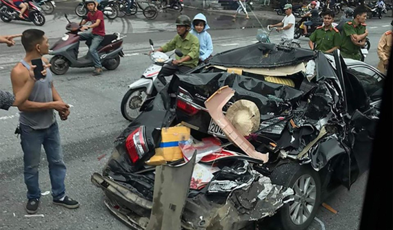 Hải Phòng: Dừng chờ sang đường, Toyota Camry bị xe container tông bẹp dúm